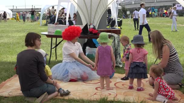 Vrouwelijke entertainer kinderen persoon clown spelen met kinderen. 4k — Stockvideo