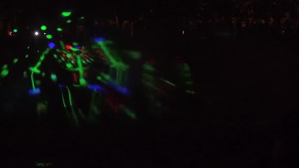 Piękne nowoczesne wydarzenie laserowe na brzegu rzeki w parku miejskim. 4K — Wideo stockowe