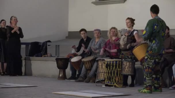 Müzisyenler grup afrika davul aletleri ve insanlar seyirci çalmak. 4k — Stok video