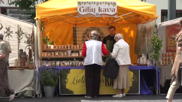 Donna anziana comprare chicchi di caffè eco ghianda nel mercato della città. 4K — Video Stock