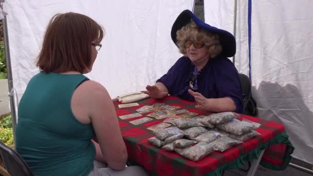 Modern szerencse elbeszélő boszorkány megjósolni jövőben kártyák ügyfél nő. 4k — Stock videók