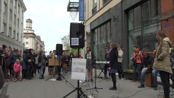 As pessoas ouvem aplausos para jovens músicos de rua. 4K — Vídeo de Stock