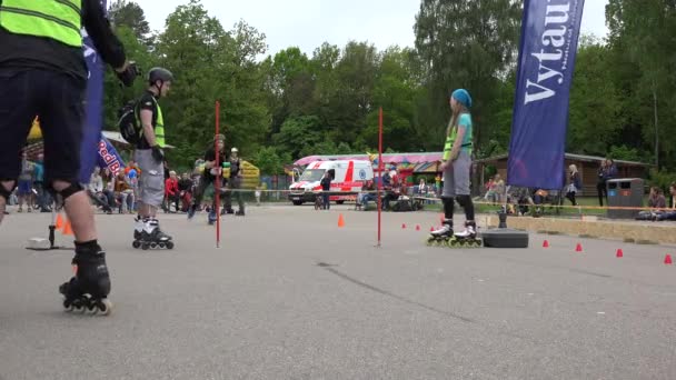 Sportvrouw voeren Jump met roller skate over bar op stadion. 4k — Stockvideo