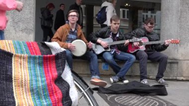 Genç erkek öğrenci grubu gitarlarla, davullarla ve şarkılarla çalıyor. 4K