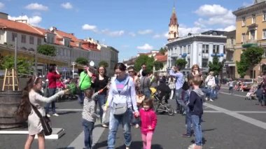 Uluslararası geçit töreninde balon patlatırken anne fotoğrafı çocukları. 4k