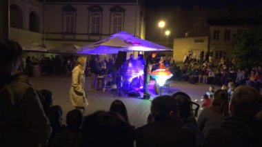 Müzisyenler büyük whirligig aracı ışık efektleri ile gerçekleştirmek. 4k