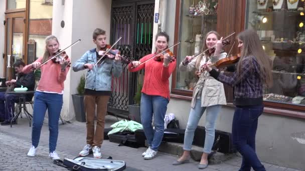 Jonge musicus groep band spelen viool in straat muziek dag. 4k — Stockvideo