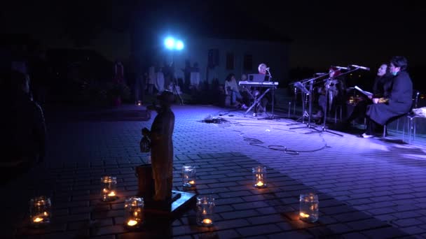 Romanse koncert wieczór z gitarą świeczki w nocy miasta. 4K — Wideo stockowe