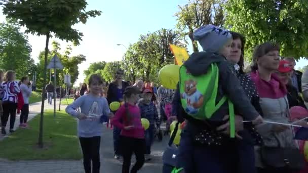 Pequena família da cidade com desfile de bebê na celebração da cidade. 4K — Vídeo de Stock