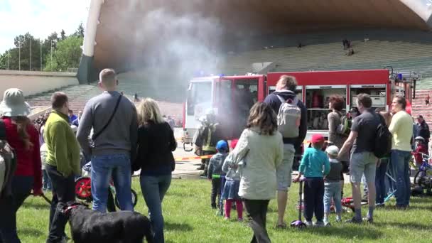 Ludzie rodziny cieszyć ogień człowiek strzelać z armaty wodne. 4K — Wideo stockowe