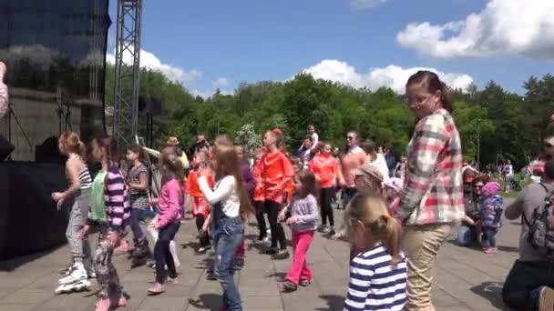 Niños niños repiten flashmob baile paso cerca de la escena. 4K — Vídeos de Stock