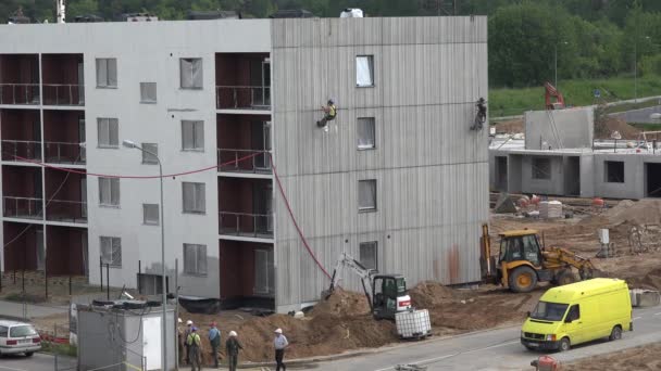 Trabajadores de gran escala en la pared de la casa. Aislamiento de puntada. 4K — Vídeo de stock