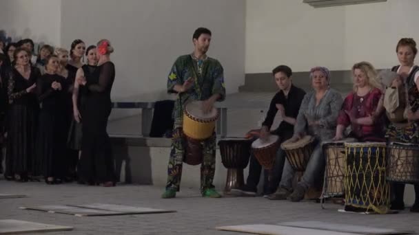 Οι ντράμερ παίζουν μουσική με ντραμς και χορευτές φλαμένκο προετοιμασμένες για χορό. 4K — Αρχείο Βίντεο