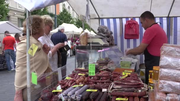 Klient kobieta kupić świeże mięso wędzone produkty od człowieka w eko-sklepie. 4K — Wideo stockowe