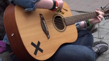 Kadından uzaklaşın, akustik gitarla oynayın ve sokakta şarkı söyleyin. 4K