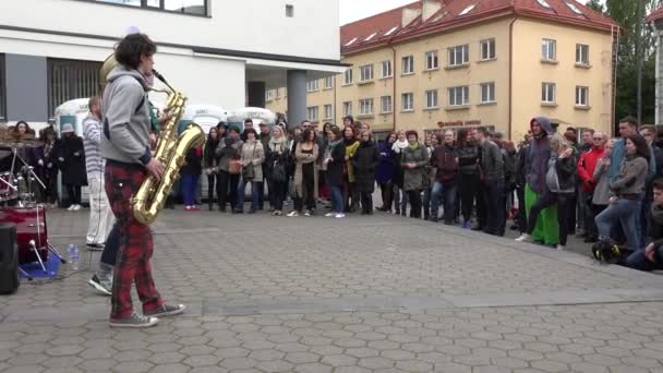 Los hombres músicos tocan con instrumentos de viento y público de la gente. 4K — Vídeo de stock