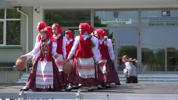 Giovani ragazze in abiti nazionali eseguono danza teatrale. 4K — Video Stock