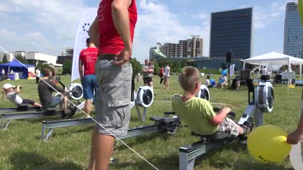 As pessoas se exercitam em equipamentos de fitness ao ar livre clube. 4K — Vídeo de Stock