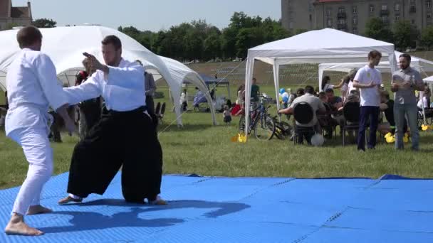 Maître de l'art martial enseigner disciple homme devant le public. 4K — Video