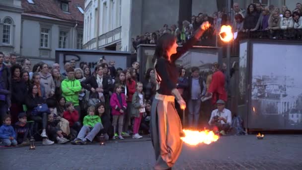 Художня жінка з палаючим факел в захоплюючій пожежної жонглювати продуктивність. 4K — стокове відео
