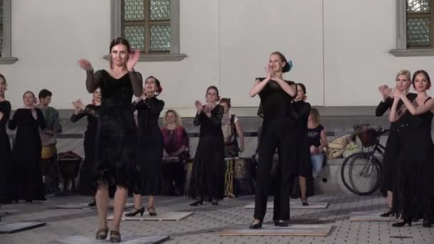 Grupo de dançarinos de flamenco dança mulher e ritmo batida baterista 4K — Vídeo de Stock