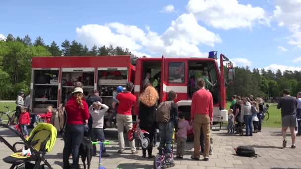 Les gens autour du camion de secours des pompiers militaires. 4K — Video