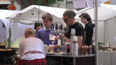 garson adil ziyaretçiler için bira ve meze satmak. 4k