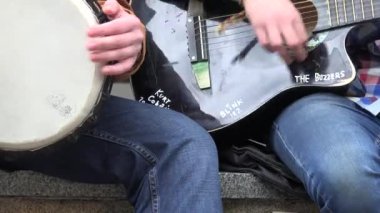 Genç öğrenci grubu gitarlarla, davullarla ve şarkılarla çalıyor. 4K