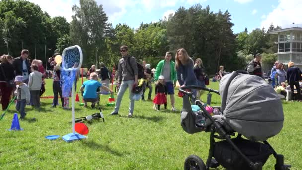 Mladá žena házet talíře z frisbee do speciálního košíku. 4K — Stock video