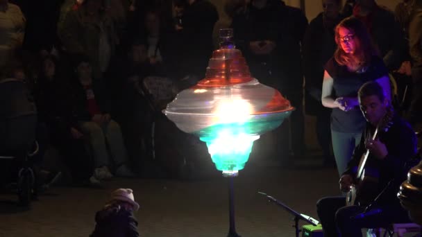 Büyük whirligig aracı ışık efektleri ile Sanatçı performansı. 4k — Stok video