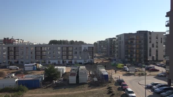 Construtores pintar recém-construir parede moderna casa plana em branco. 4K — Vídeo de Stock