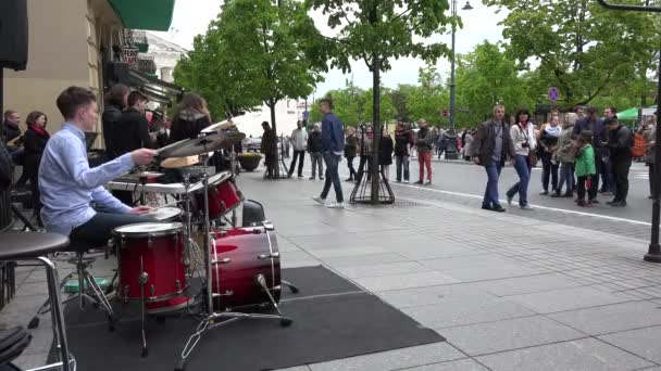 Schlagzeuger der Band junger Musiker spielen lyrische Musik. 4k — Stockvideo