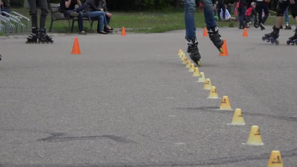 Amateur-Rollschuhläufer machen im Wettkampf Akrobatik mit Kegeln. 4k — Stockvideo