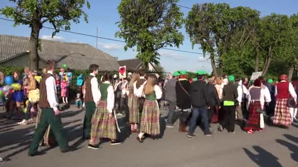 Mensen met nationale kleren en vlag lopen stad Parade ceremonie. 4k — Stockvideo