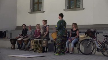 müzisyenler grup sokak Müzik Festivali içinde Afrika davul alet çalıyor. 4k