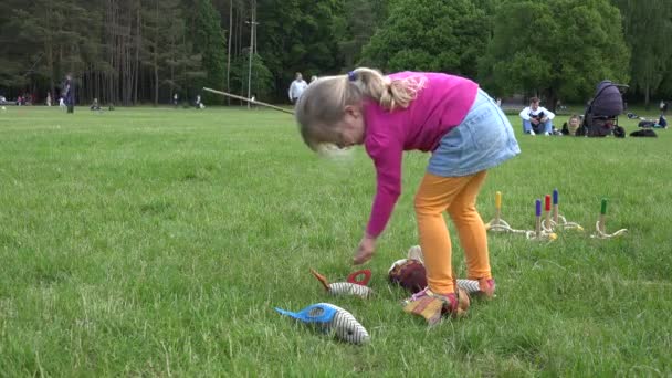 Menina pegar peixes de brinquedo com haste artificial. 4K — Vídeo de Stock