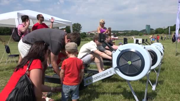 Ouders met kinderen oefenen op outdoor Fitness Sport Club apparatuur. 4k — Stockvideo