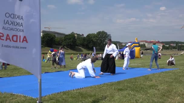 Aikido, mistr bojových umění učí stoupence před publikem. 4k — Stock video