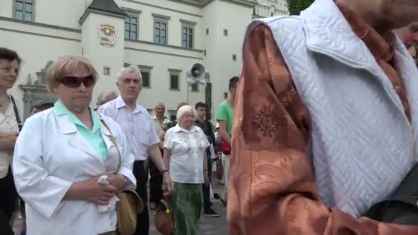 Ciudadanos cristianos participan en la procesión religiosa del domingo. 4K — Vídeo de stock