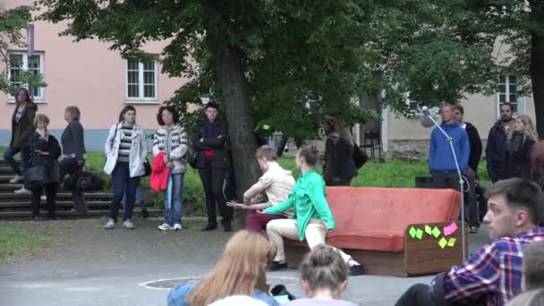 Dvojice tanečníků provádí moderní tanec na pohovce a posluchačům lidí. 4k — Stock video