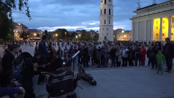 Street musicians men play music for tourists and citizens at night. 4K — Stock Video