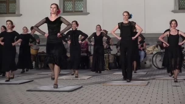 Jovens e velhos dançarinos de flamenco e ritmo batida baterista 4K — Vídeo de Stock