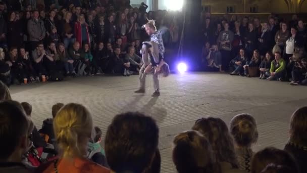 Cittadino pubblico godere di ragazzo e ragazza che esegue danza moderna. 4K — Video Stock