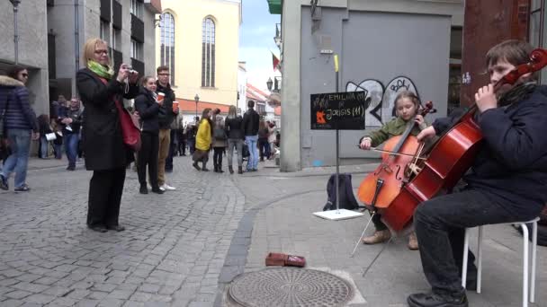 Mladší bratr a sestra hrají s violoncellem na ulici. 4K — Stock video