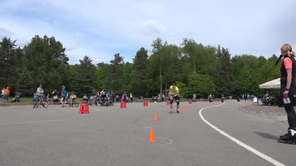 Amateur roller skater team relay-race relay with barriers. 4K — Stock Video