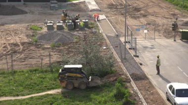 İşçiler takımız kaldırım döşemesi yeni düz ev yakınındaki Döşe. 4k