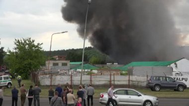 Polis insanları yangın yerinden tahliye etti, depodan duman. 4k
