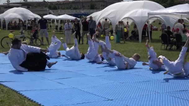 Barn med Coach gör Aikido konst träning utomhus. 4K — Stockvideo