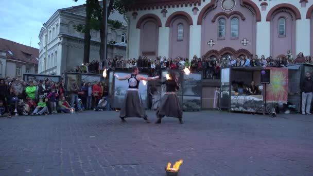 Espantoso show de fogo com jovens artistas casal malabarismo queimando tochas. 4K — Vídeo de Stock