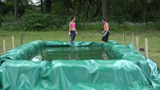 Högdragen unga kvinnor Prim nära Water pool Contest. 4K — Stockvideo